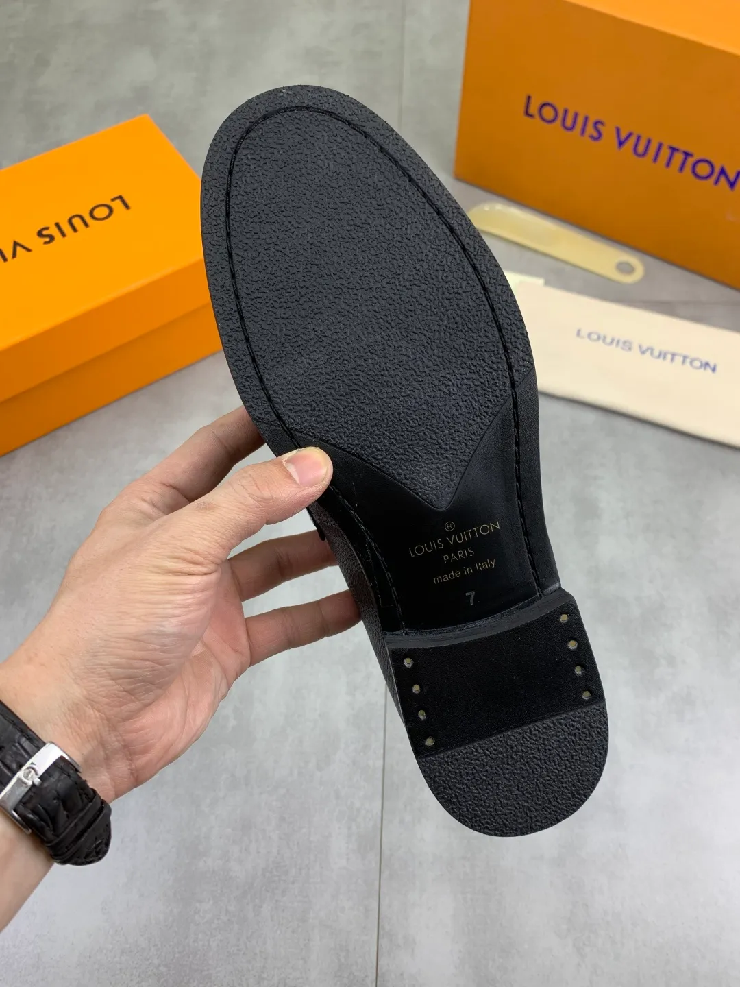 Men's men's shoes 💰P520 New style 💶[LOUIS VUITTON] Water-dyed Niuli Original order New style 🍀LV Louis Vuitton *——Top version of LV classic leather shoes! Made of imported original calfskin, original leather side strips and wear-resistant high-end rubber outsole! High quality products! Color: Black optional Size: 39-44 (45 customized)